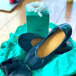 Navy blue tieks size 7, only worn once